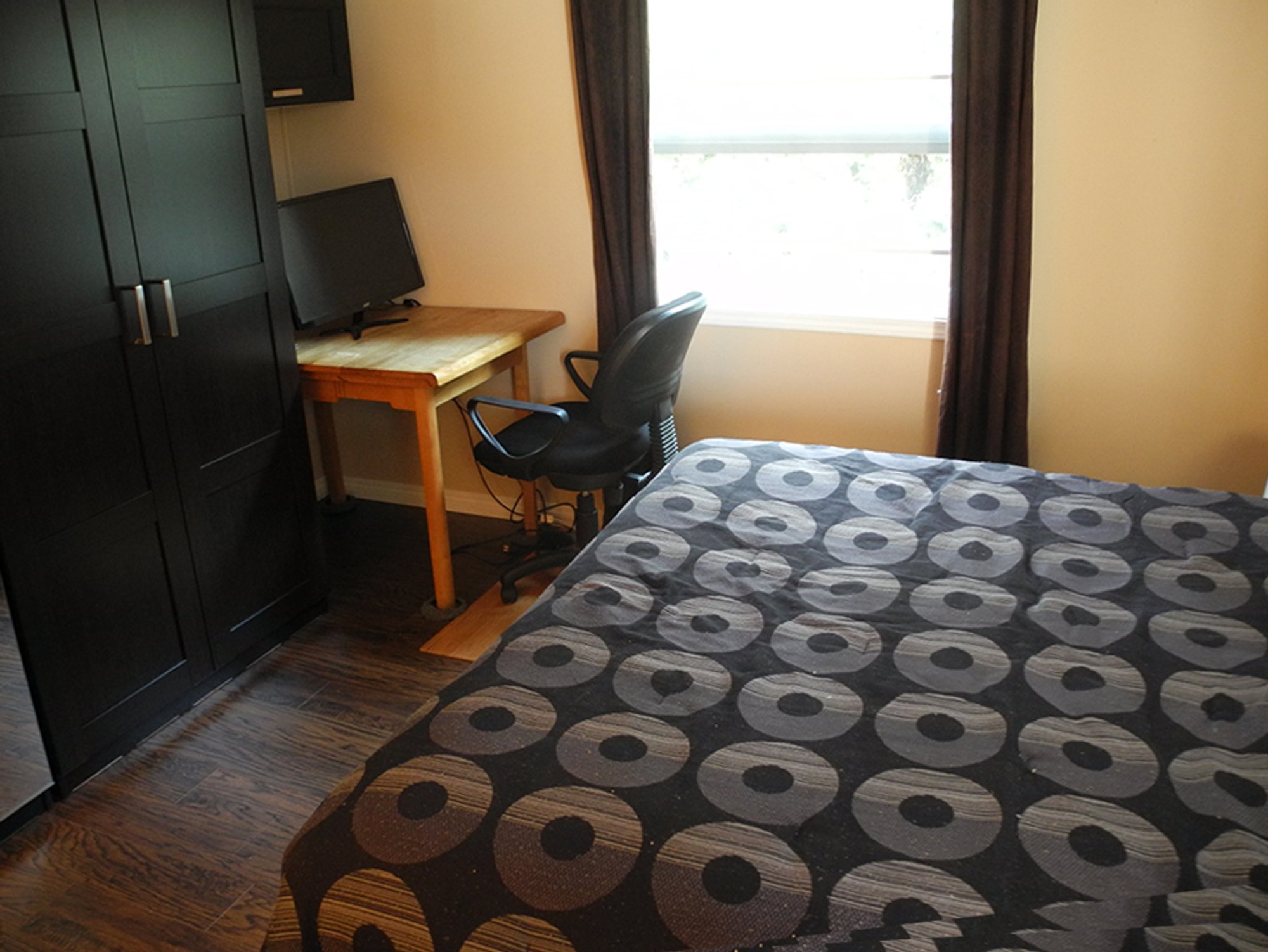 Banish the "Morning Floor-Freeze" Forever: Real Warmth for Laminate Wood