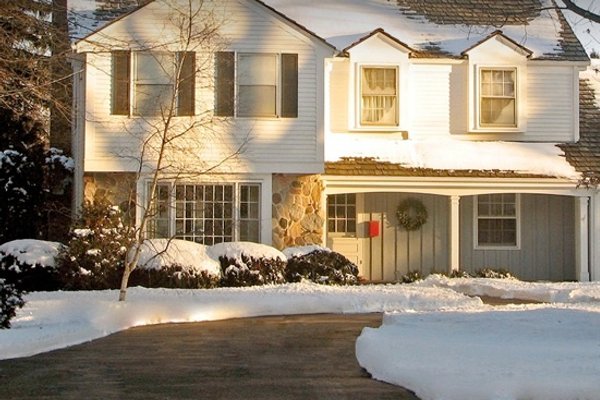 Consumers Must Weigh Advantages of Asphalt and Concrete Driveways