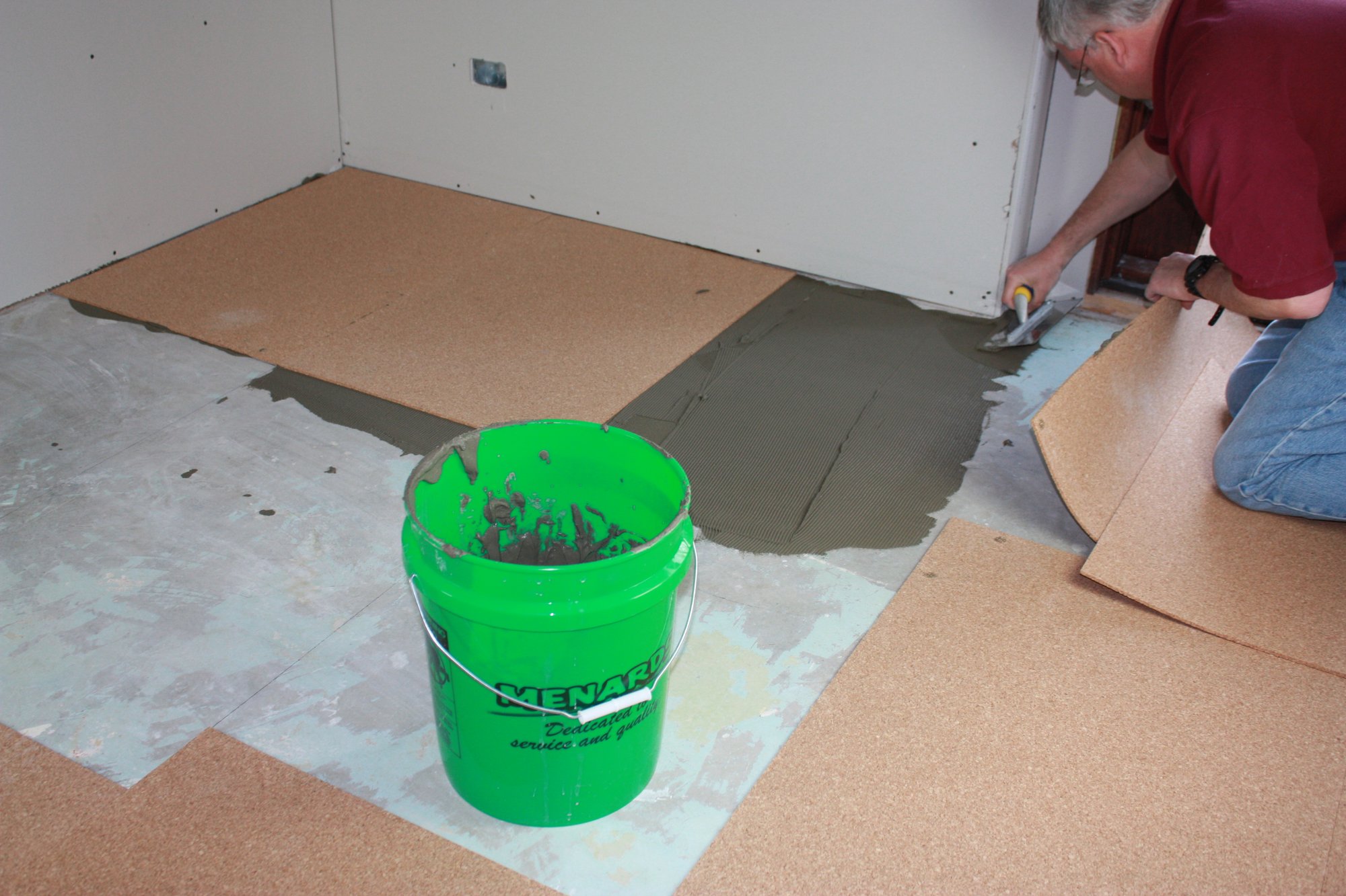 Cork underlayment installation with tempzone flex roll spreading thinset