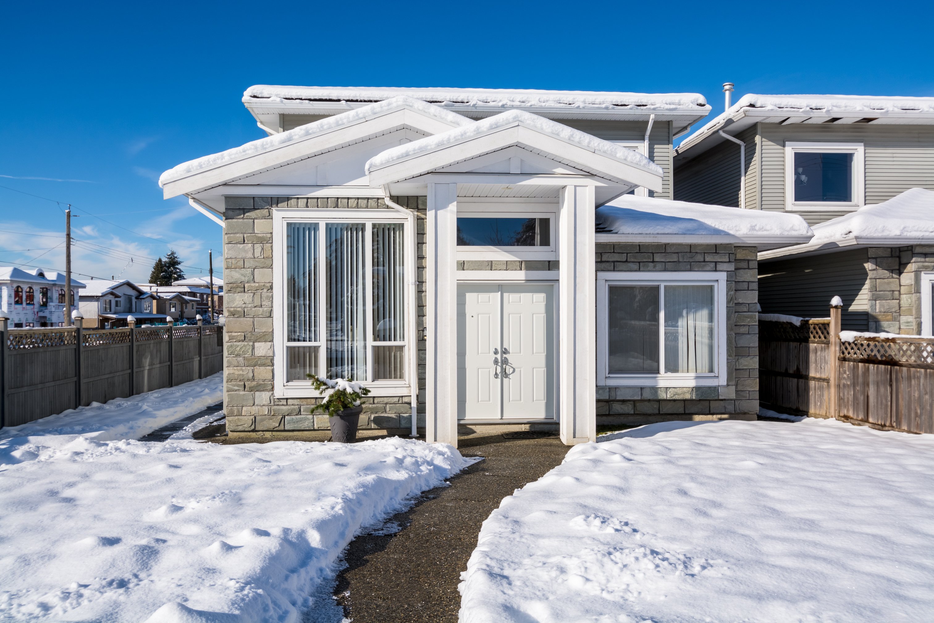 Entry asphalt walkway with snow melting system