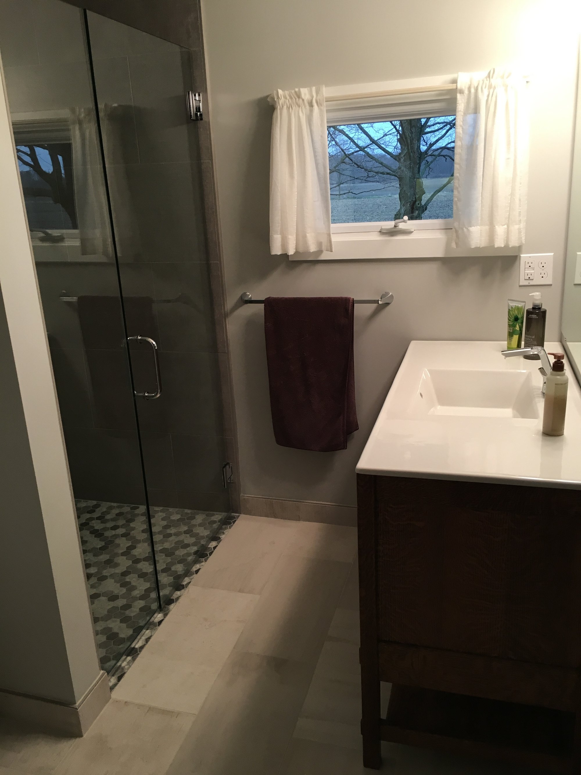Heated curbless shower in bathroom