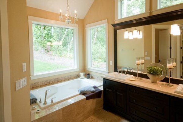 How to make the most of your master suite's large bathroom