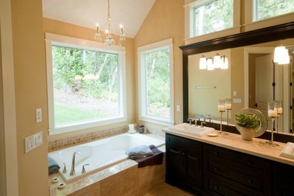 How to make the most of your master suite's large bathroom
