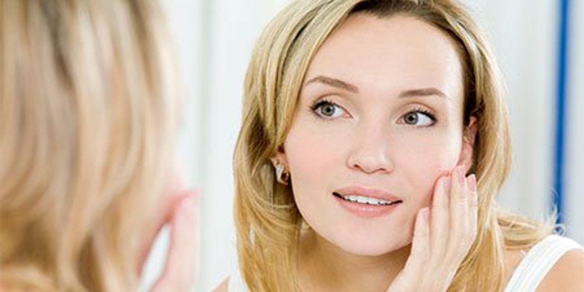 mirror defogger for beauty routine with woman