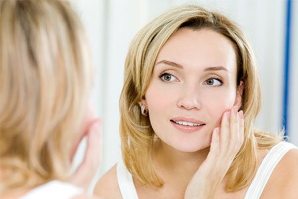 mirror defogger for beauty routine with woman