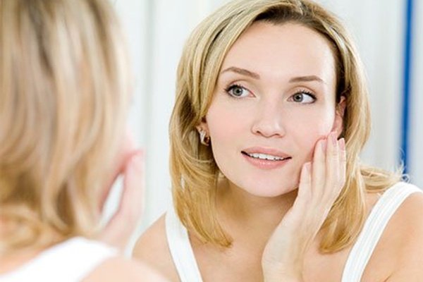 mirror defogger for beauty routine with woman