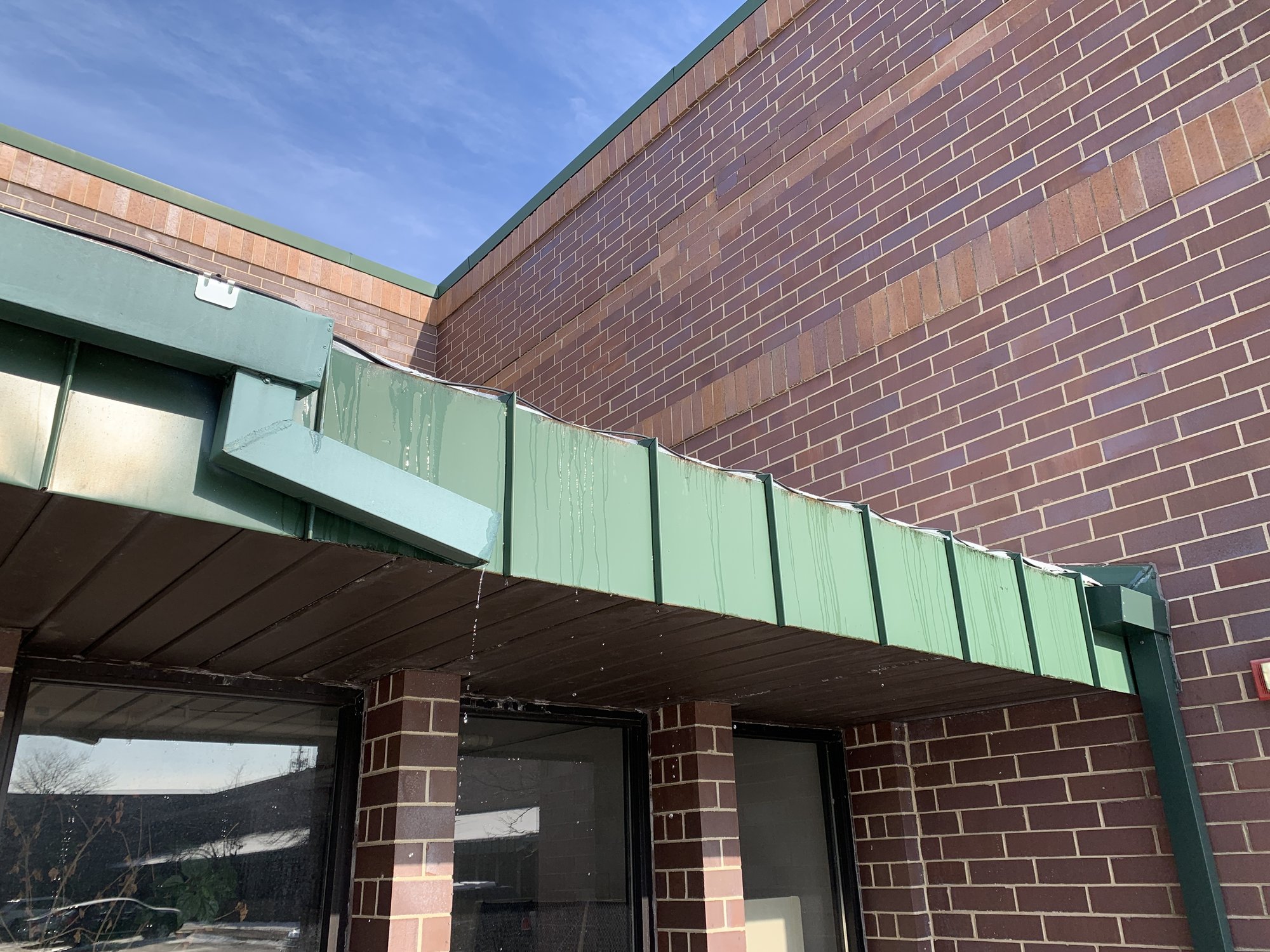 Roof and gutter installation with constant wattage underneath overhang at warmlyyours office