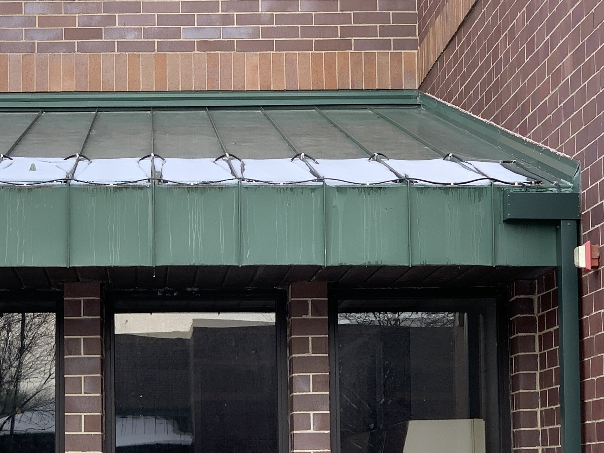 Roof and gutter installation with constant wattage warmlyyours office