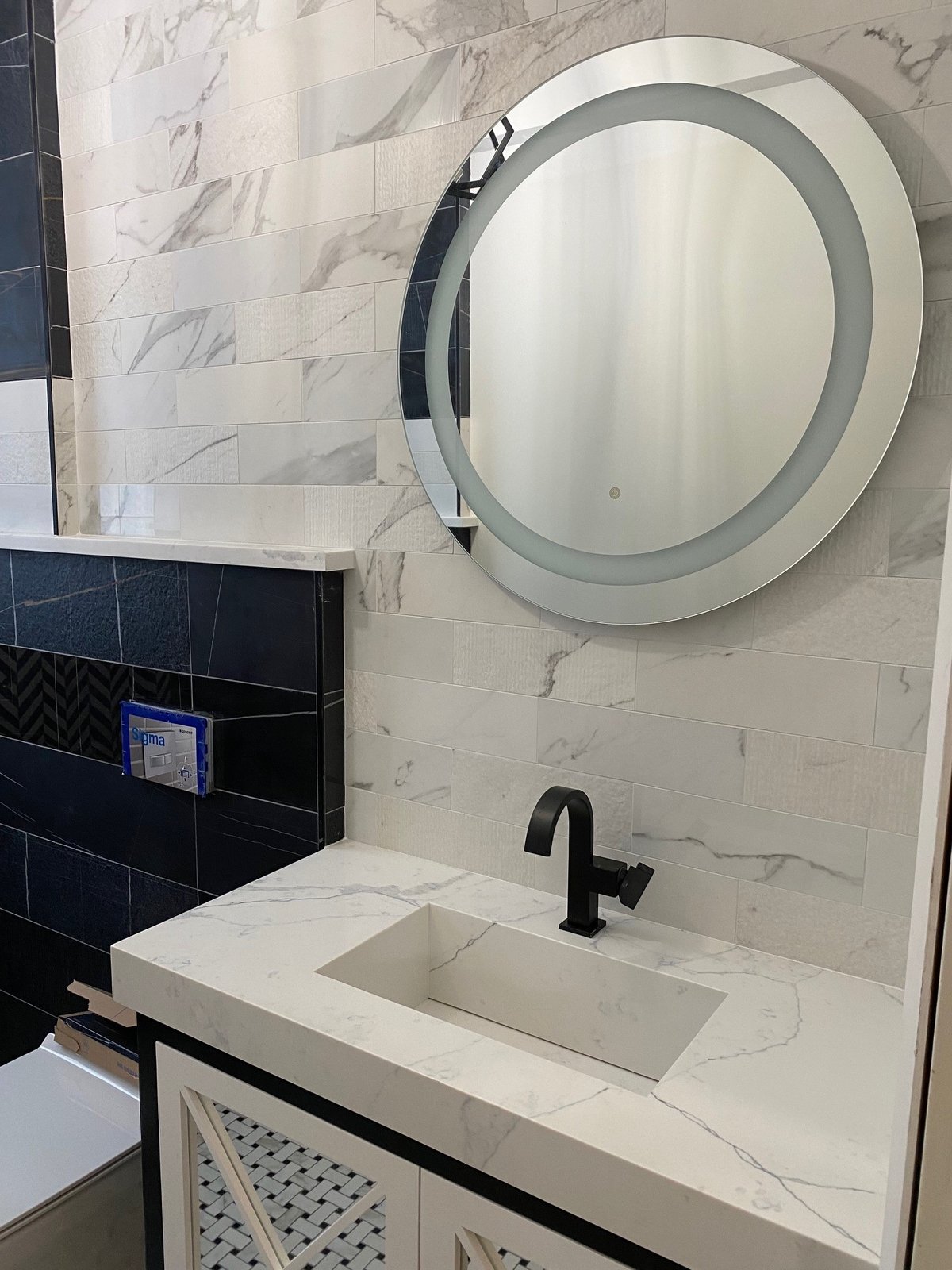 Creative design construction show room with Marilyn LED mirror (2)