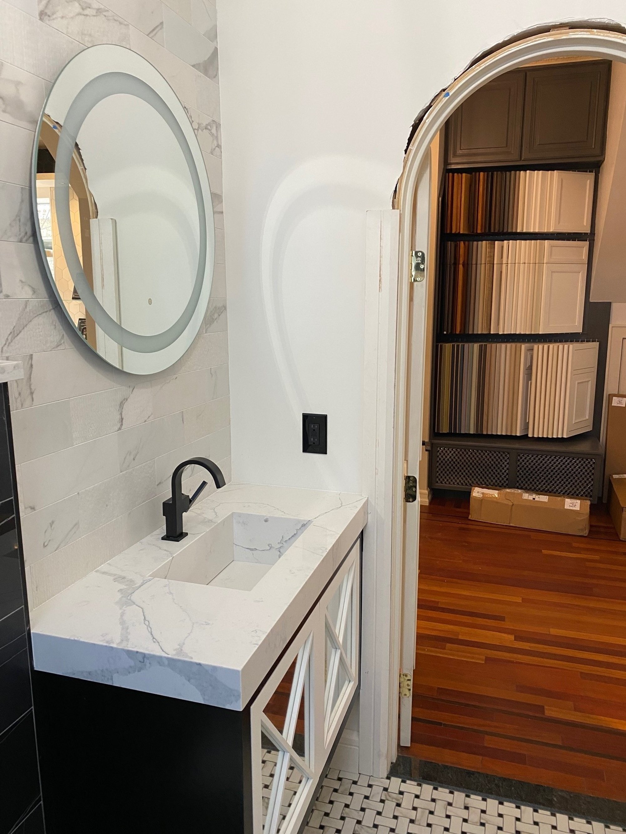 Creative design construction show room with Marilyn LED mirror (3)