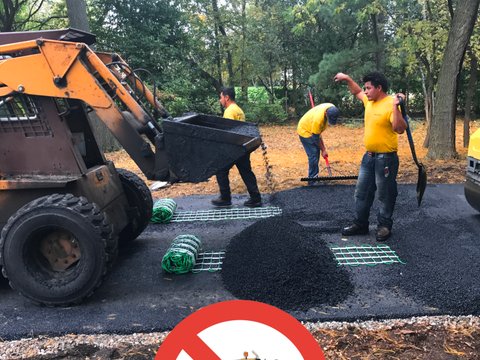 Spreading asphalt over snow melting mats on driveway Step 6: Spreading asphalt