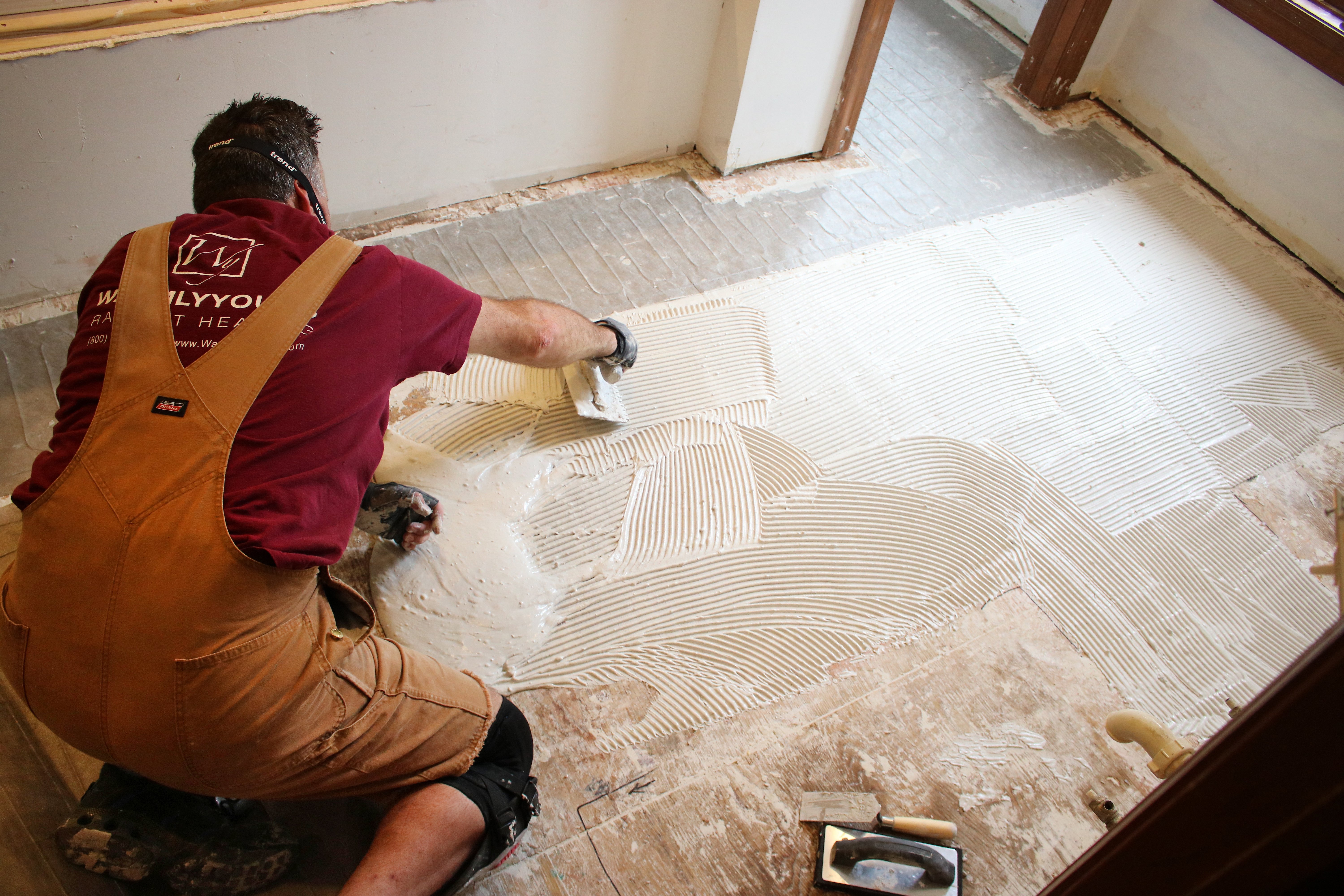 Spreading thinset for floor heating installation