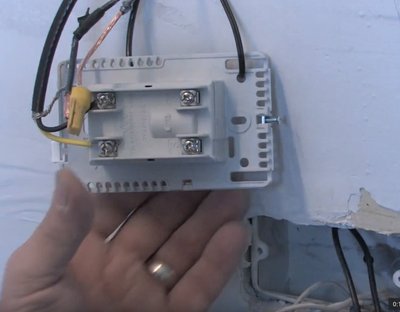 Thermostat electrical connection