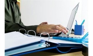 Turning your walk-in closet into a home office combo