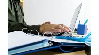 Turning your walk-in closet into a home office combo