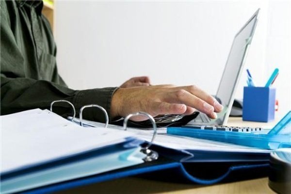 Turning your walk-in closet into a home office combo