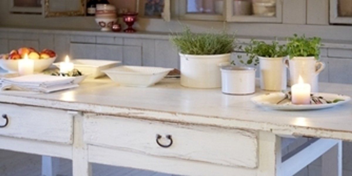 Vintage Atmosphere and Modern Practicality Combine in Cottage Decor