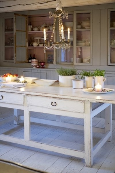 Vintage Atmosphere and Modern Practicality Combine in Cottage Decor