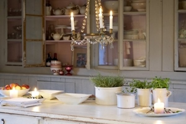 Vintage Atmosphere and Modern Practicality Combine in Cottage Decor