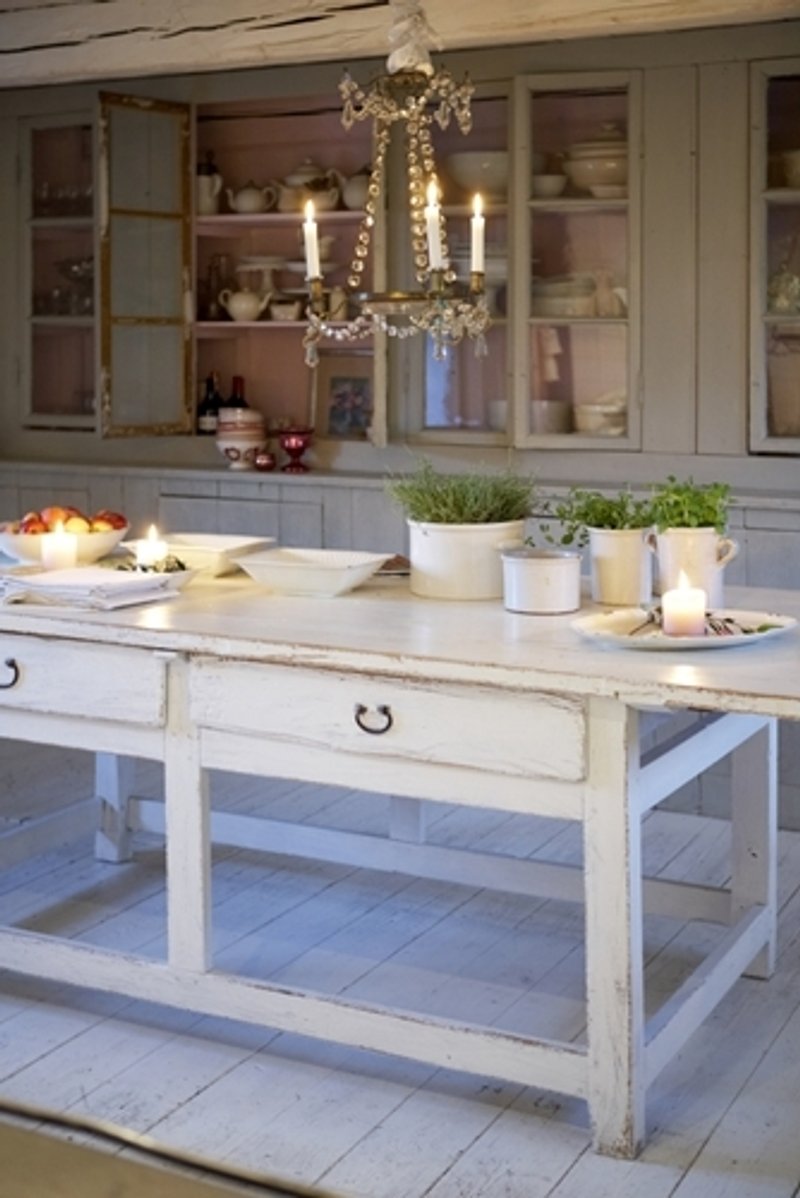 Vintage Atmosphere and Modern Practicality Combine in Cottage Decor