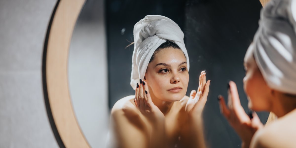 woman with mirror defogger