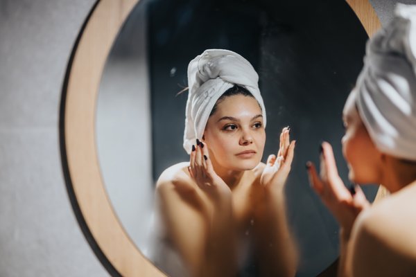 woman with mirror defogger