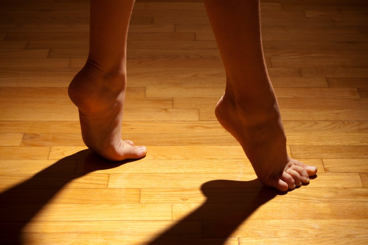 Скучать ногами. Ноги босиком на полу. Женские ноги на полу. Женские стопы на полу. Босые ступни на полу.