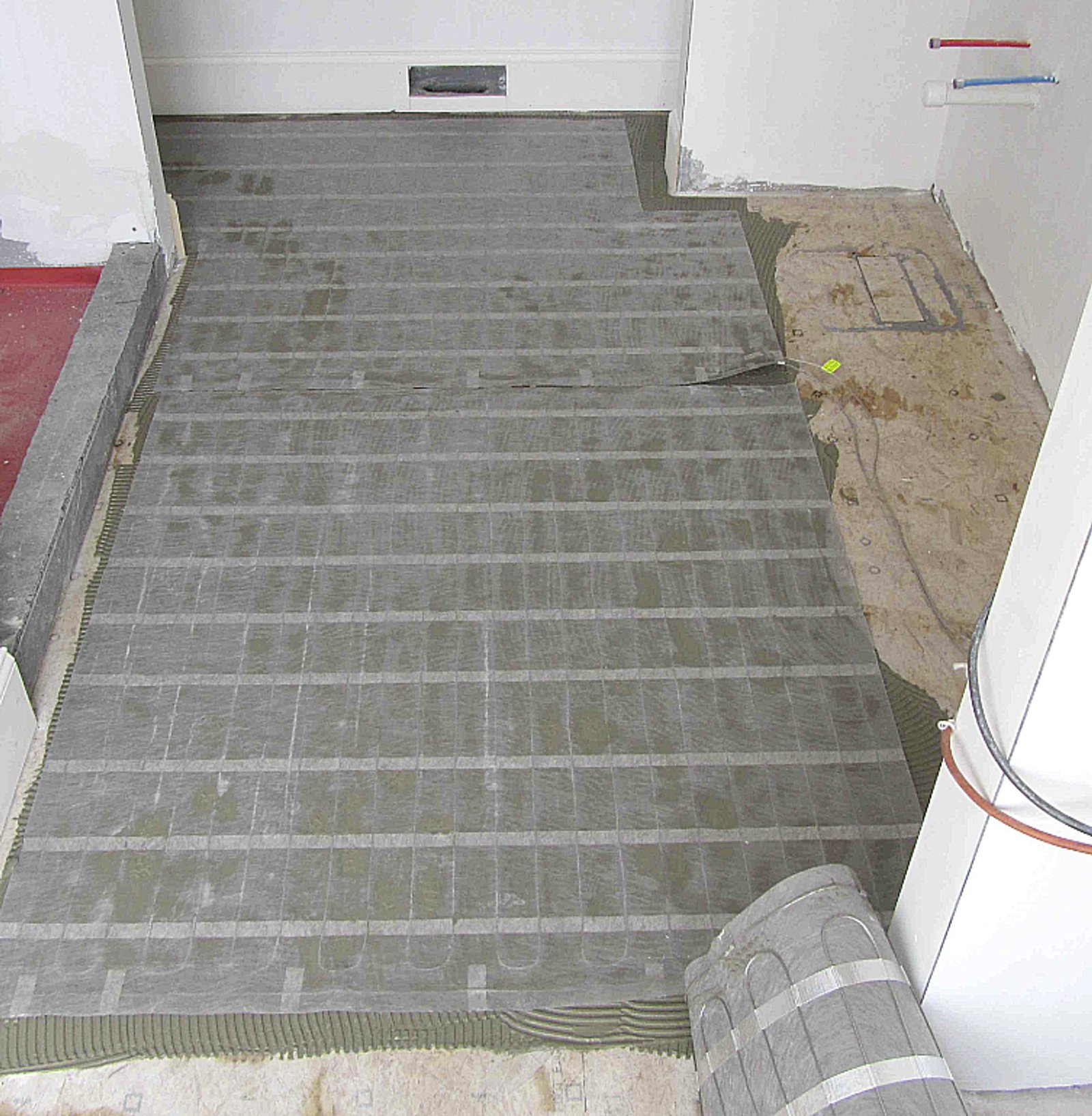 https://ik.warmlyyours.com/tr:w-1600/img/custom-tempzone-heating-mat-installation-for-bathroom-floor-58ba63.png