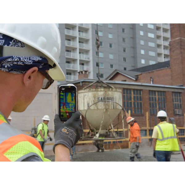 Asphalt crew using Cat S60 smartphone with thermal camera